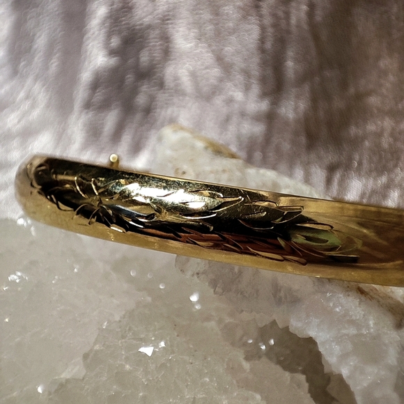 Vintage Smooth Gold Tone Plated Impressed Wreath Festoon Pattern Bangle Bracelet - Picture 11 of 14